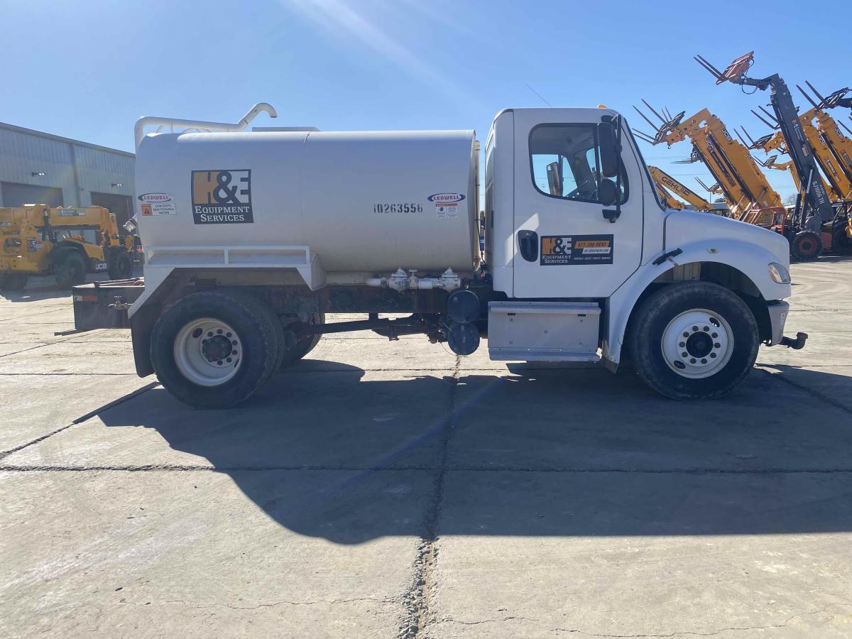 2019 Freightliner M2106