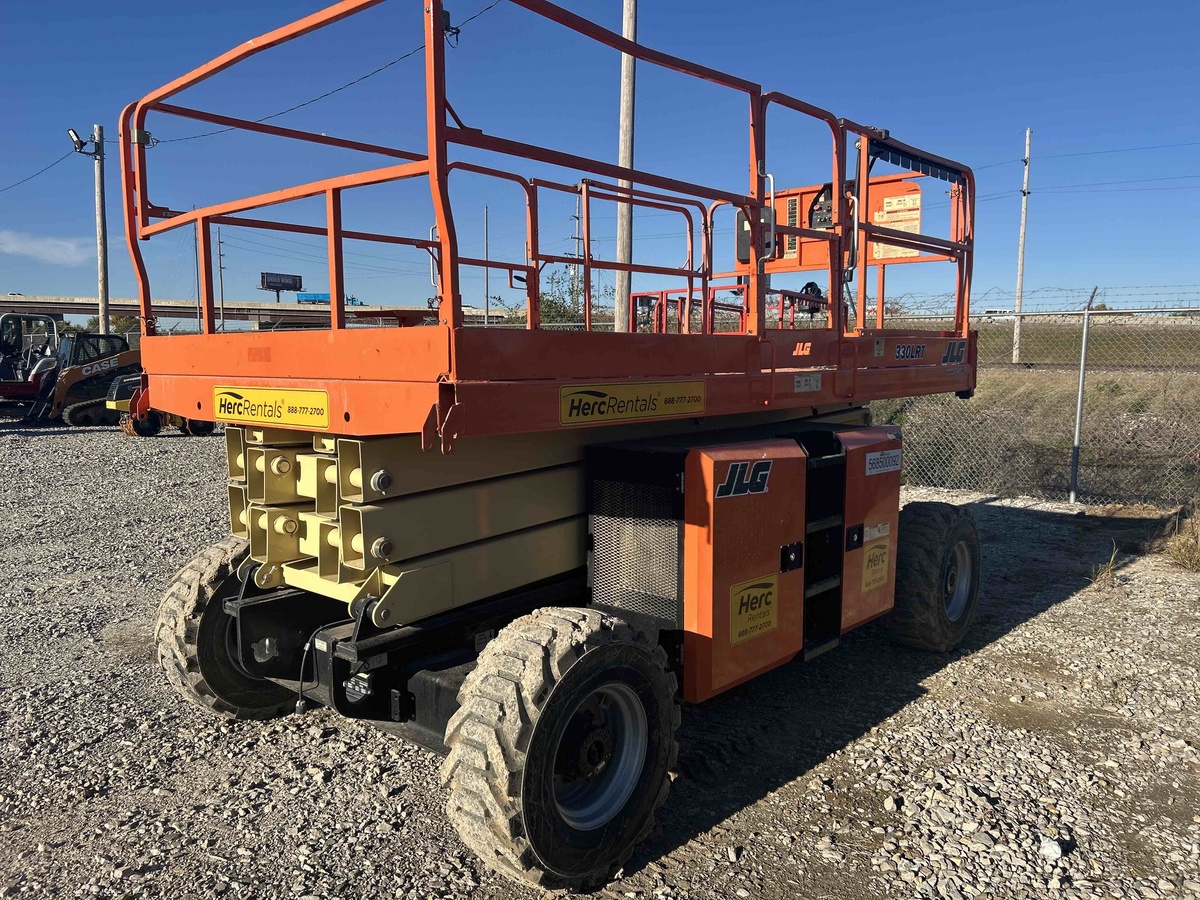 2018 JLG 330LRT