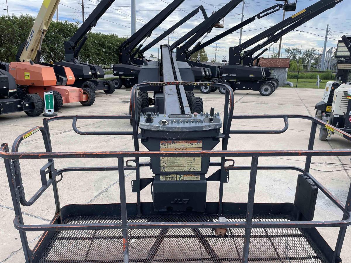 2012 JLG 800S