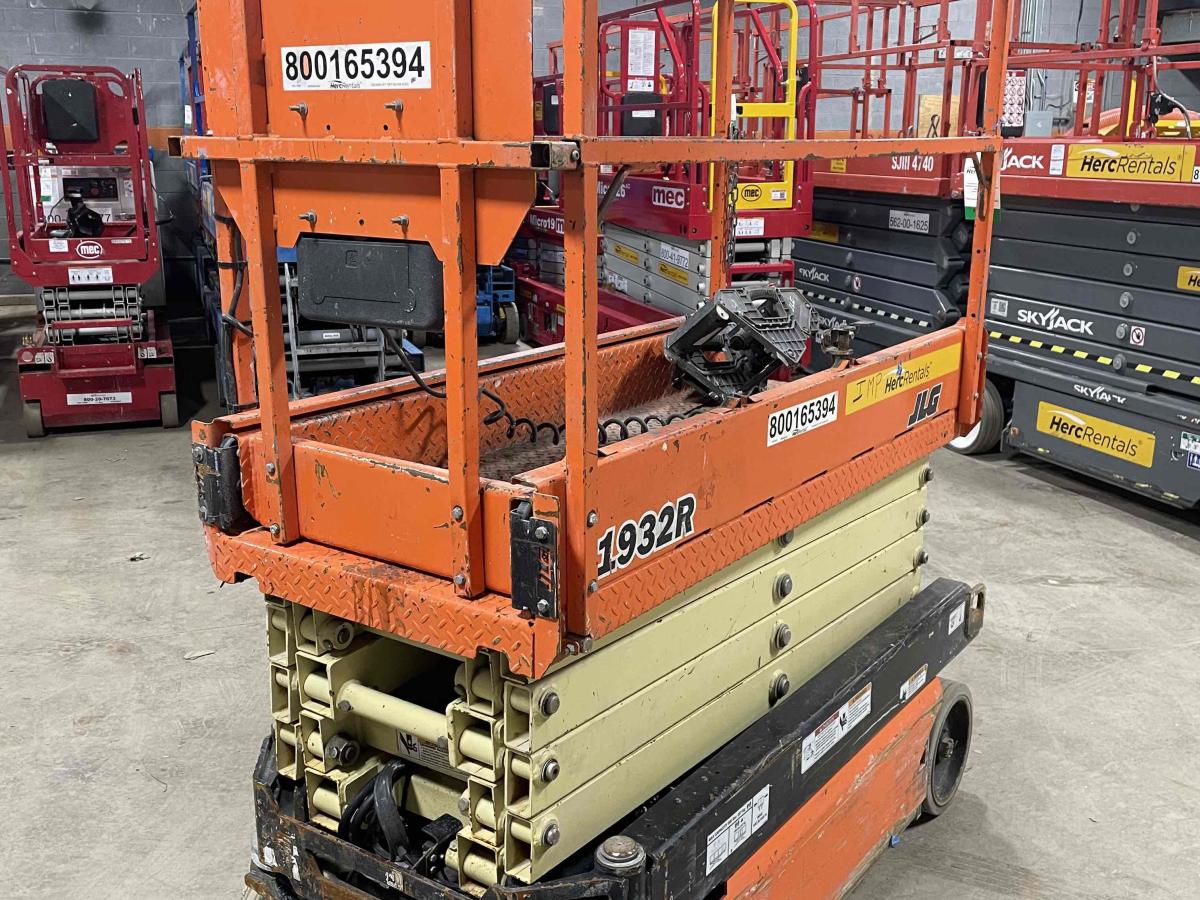 2017 JLG 1932R