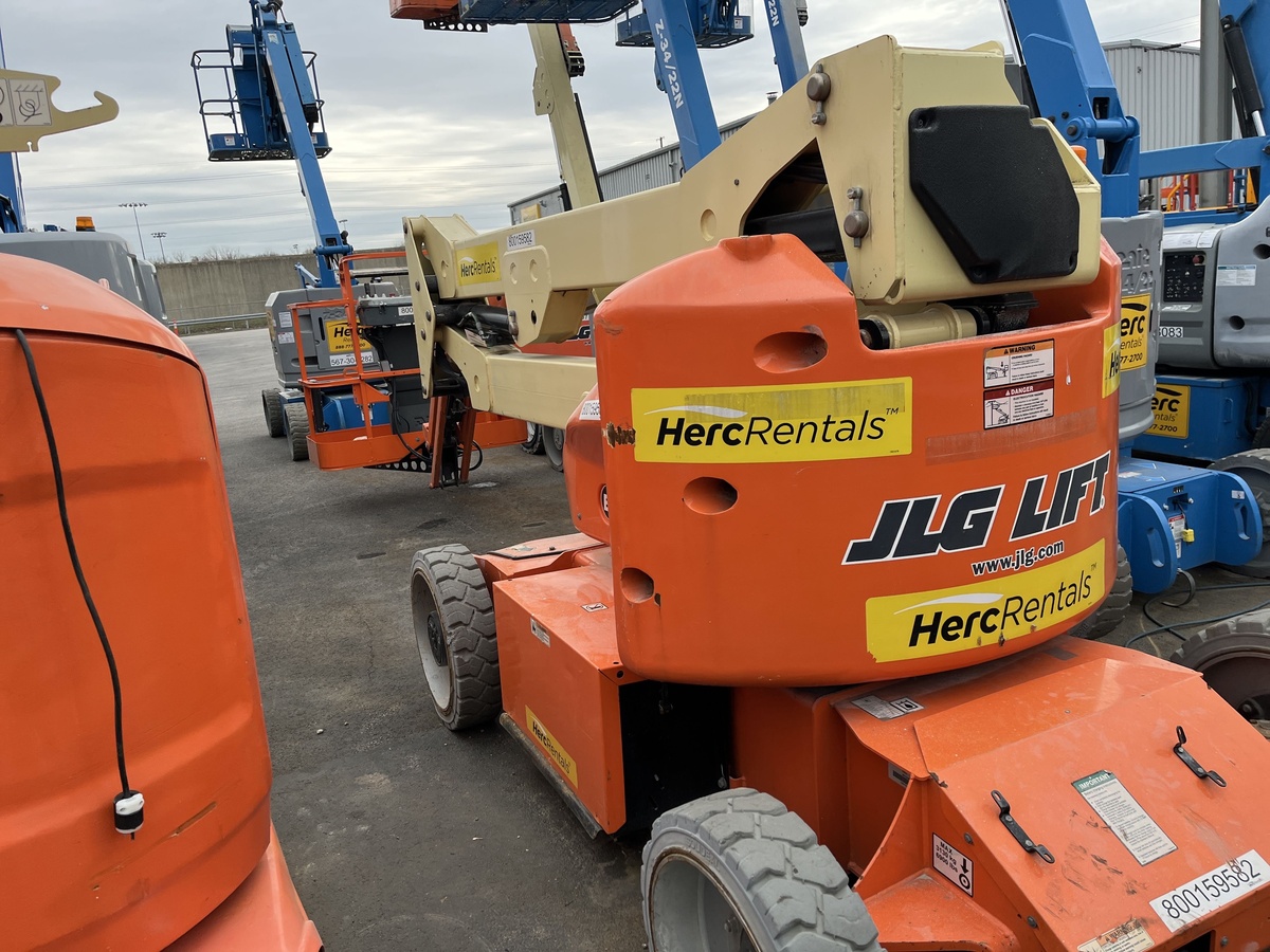 2017 JLG E450AJ-4
