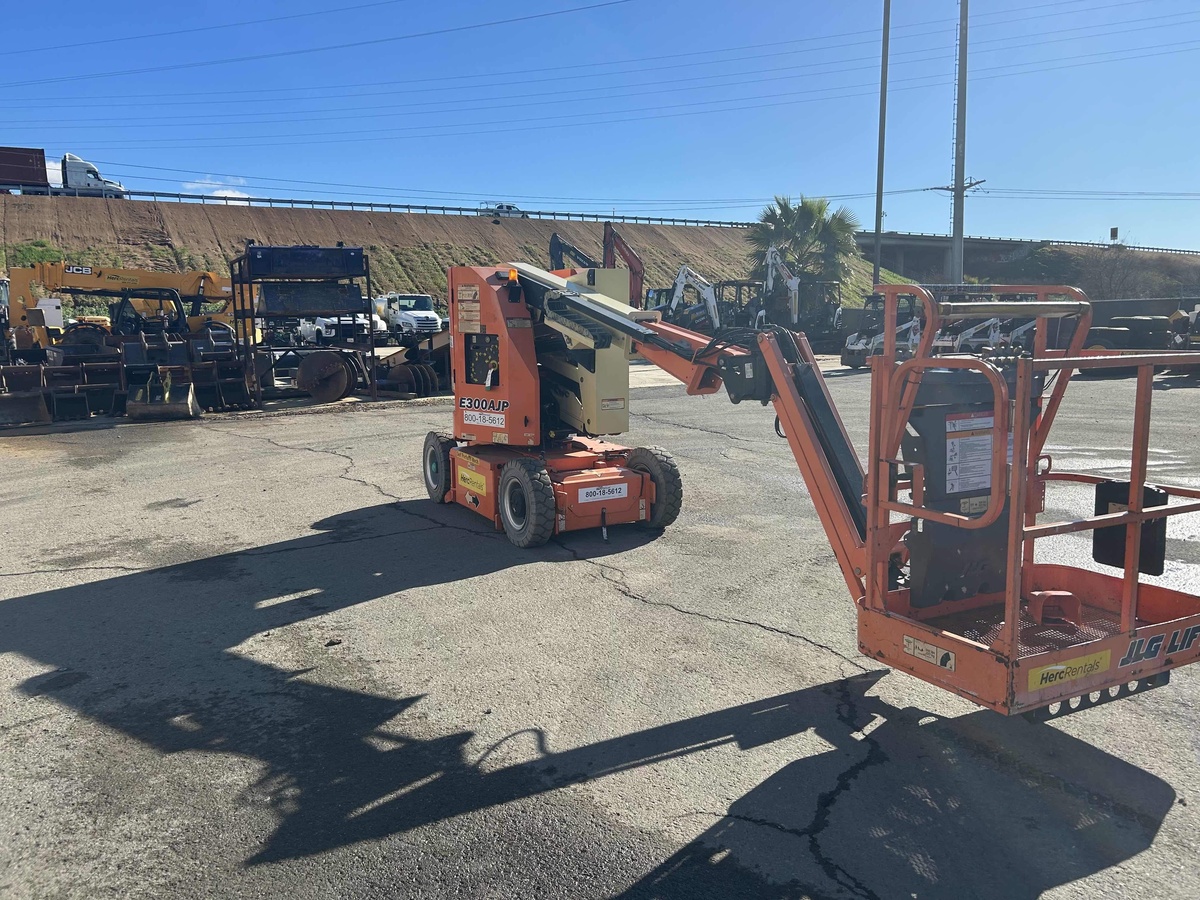 2017 JLG E300AJP-5