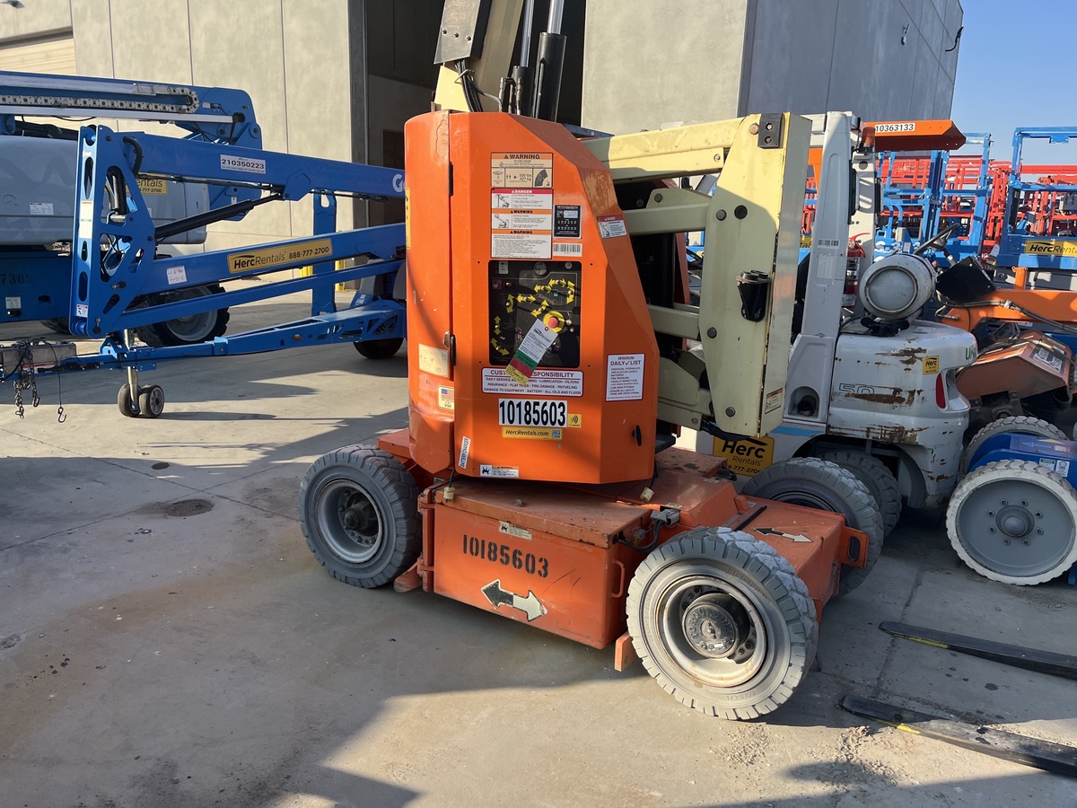 2016 JLG E300AJP