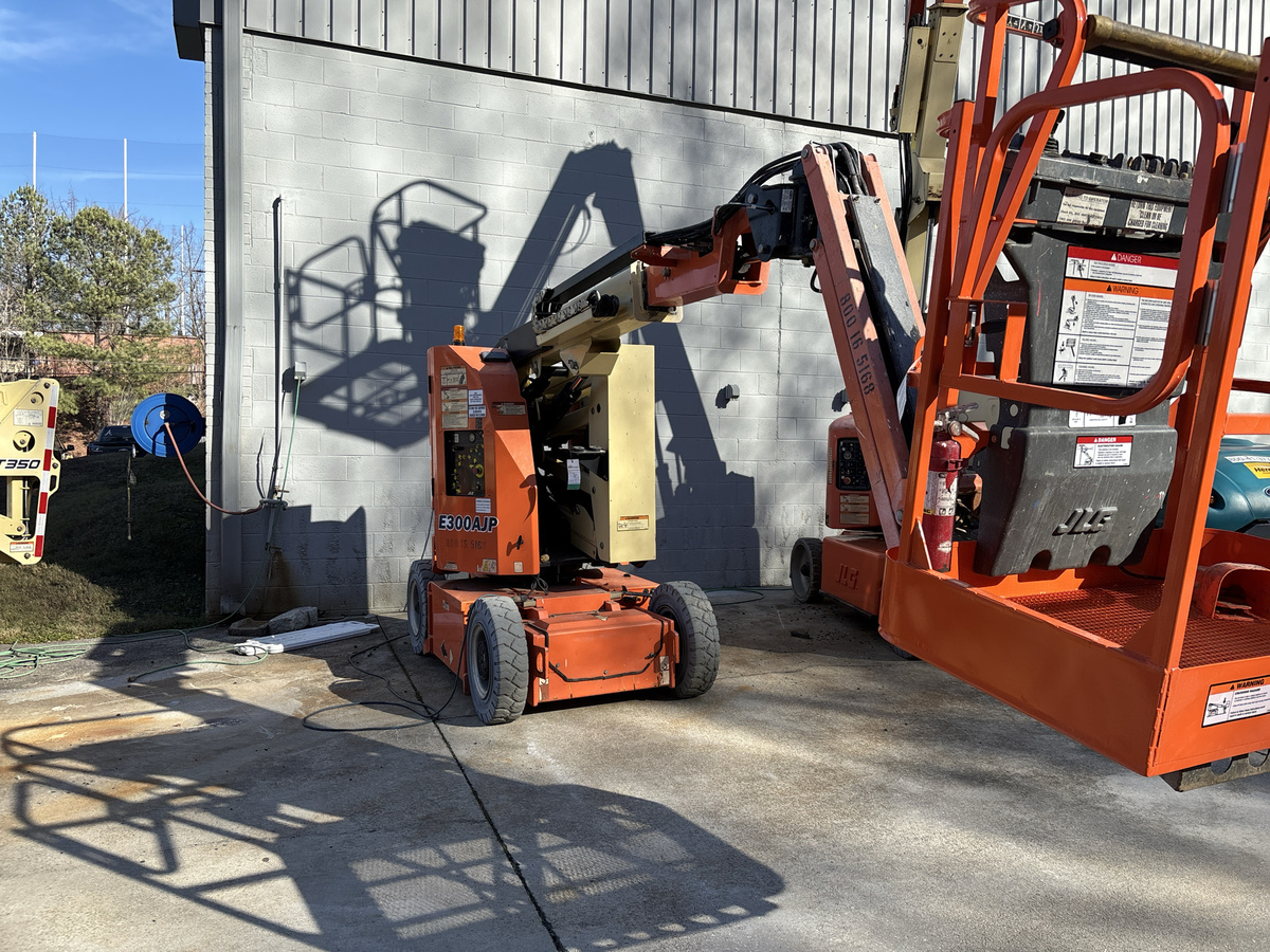2017 JLG E300AJP-2