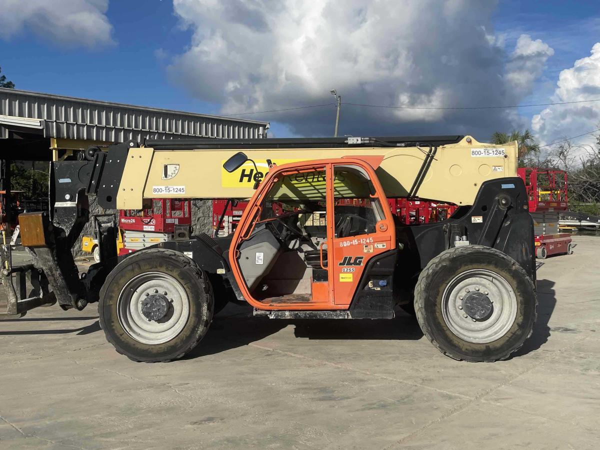 2017 JLG 1255
