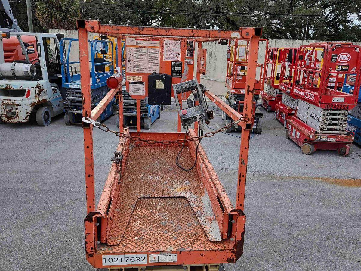 2017 JLG 1932R