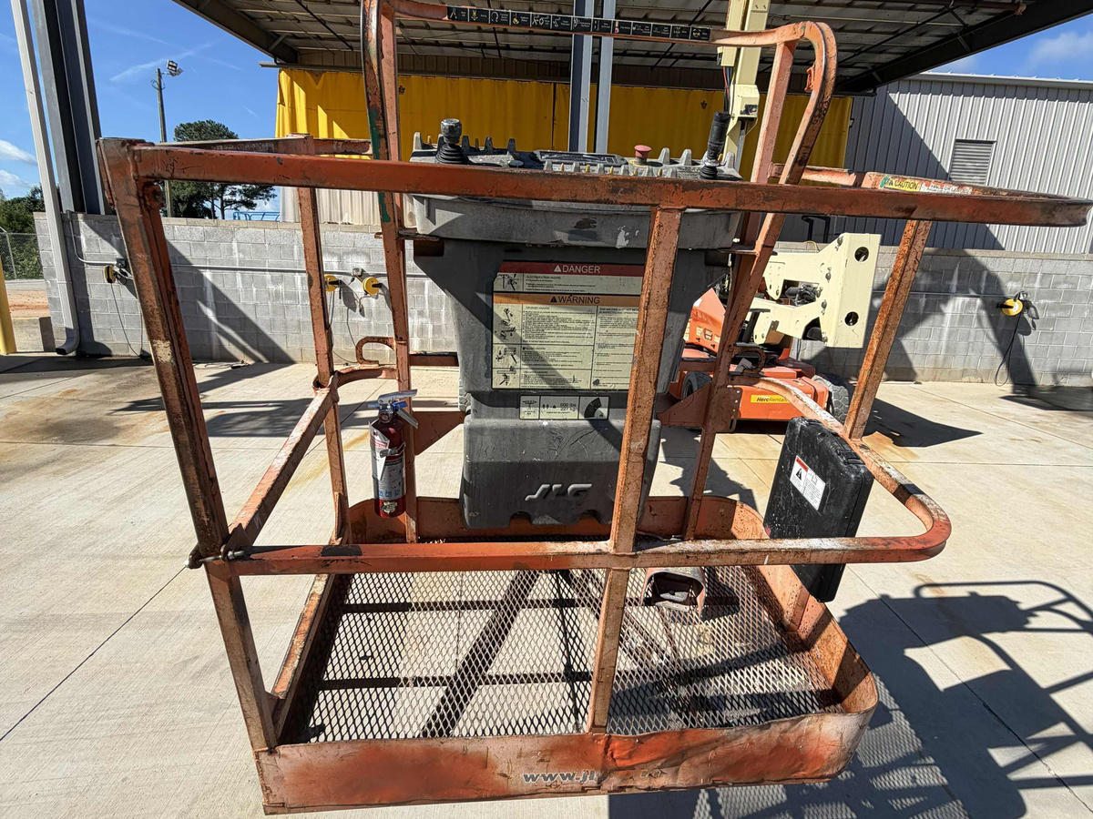 2014 JLG E400AJPN-6