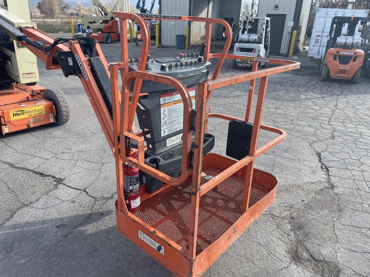 2016 JLG E300AJP-4