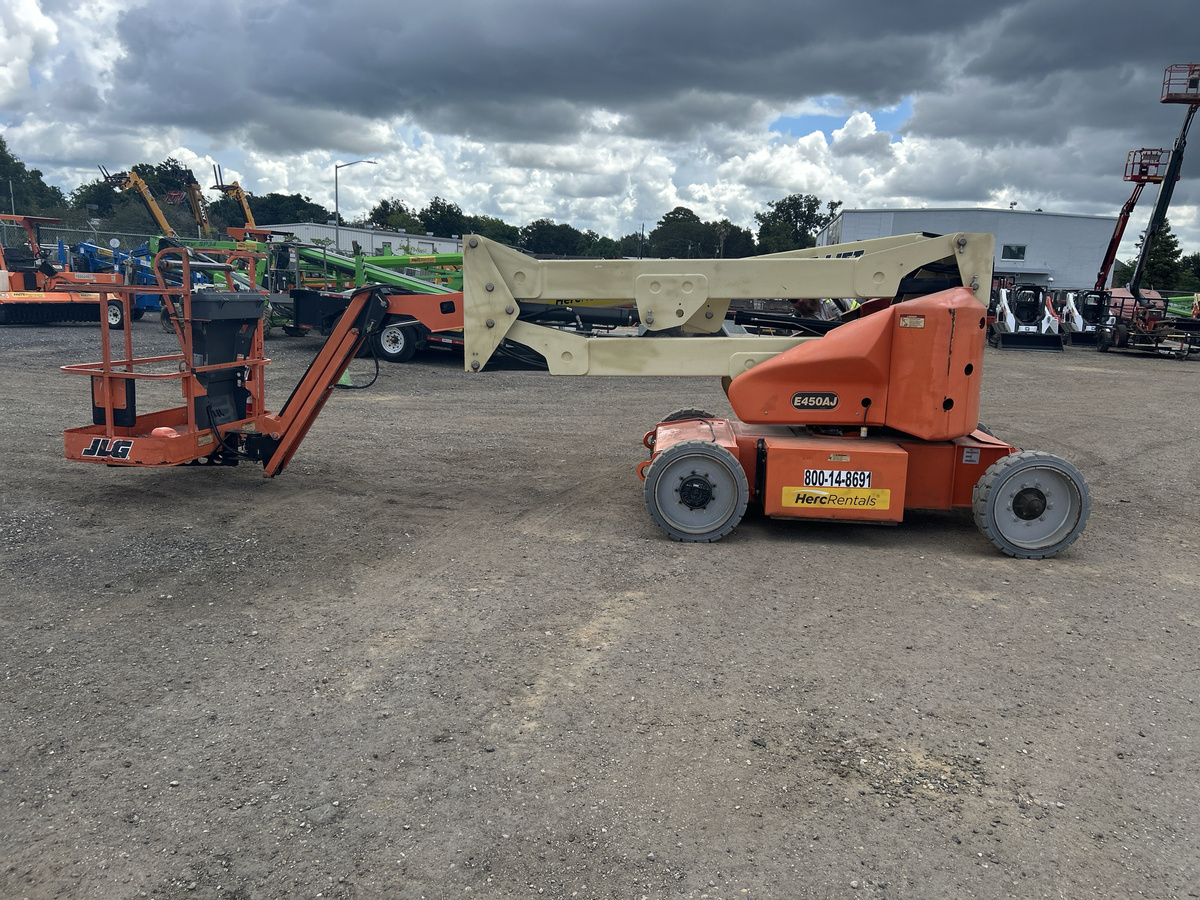 2017 JLG E450AJ