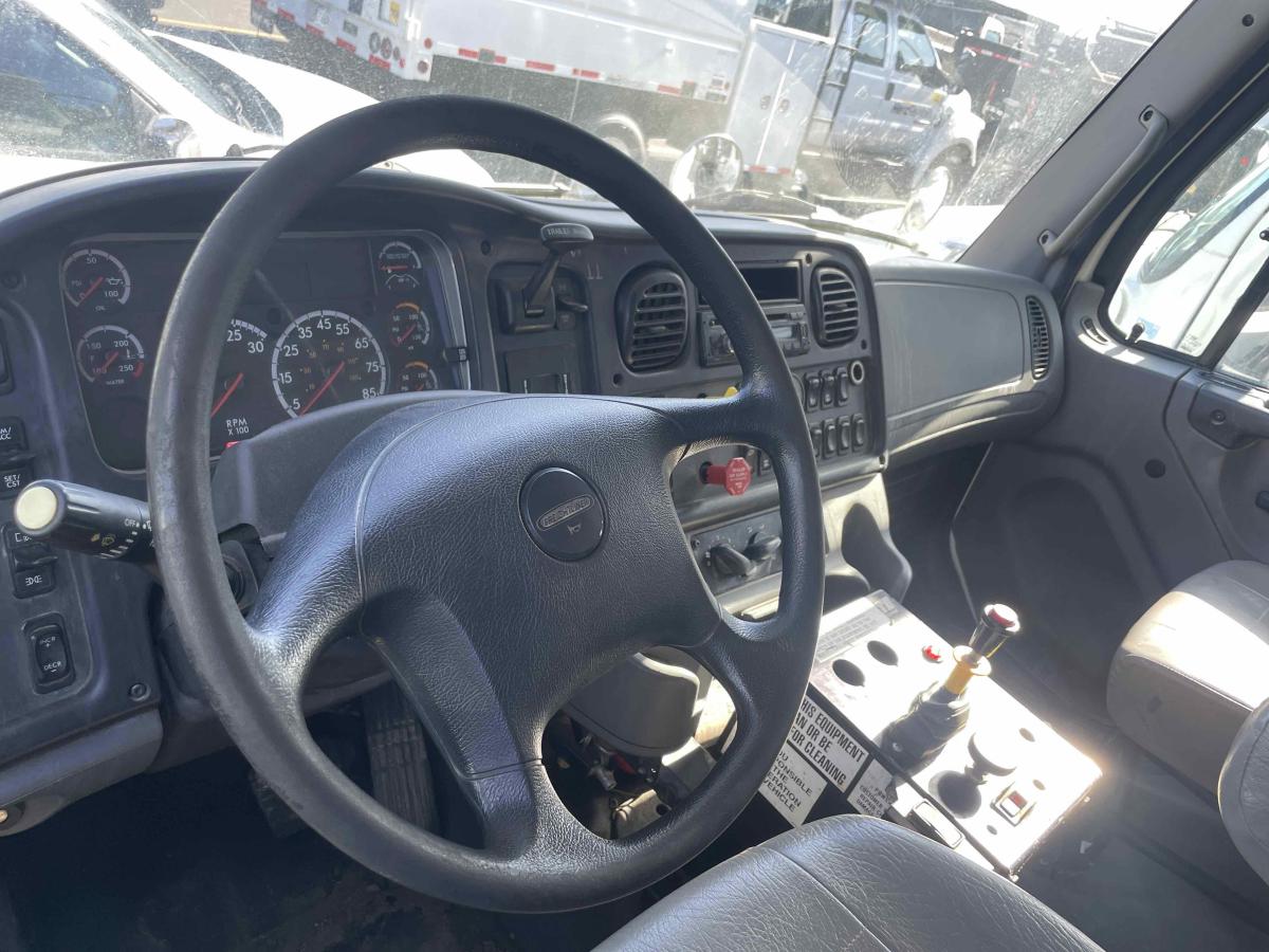 2016 Freightliner M2106