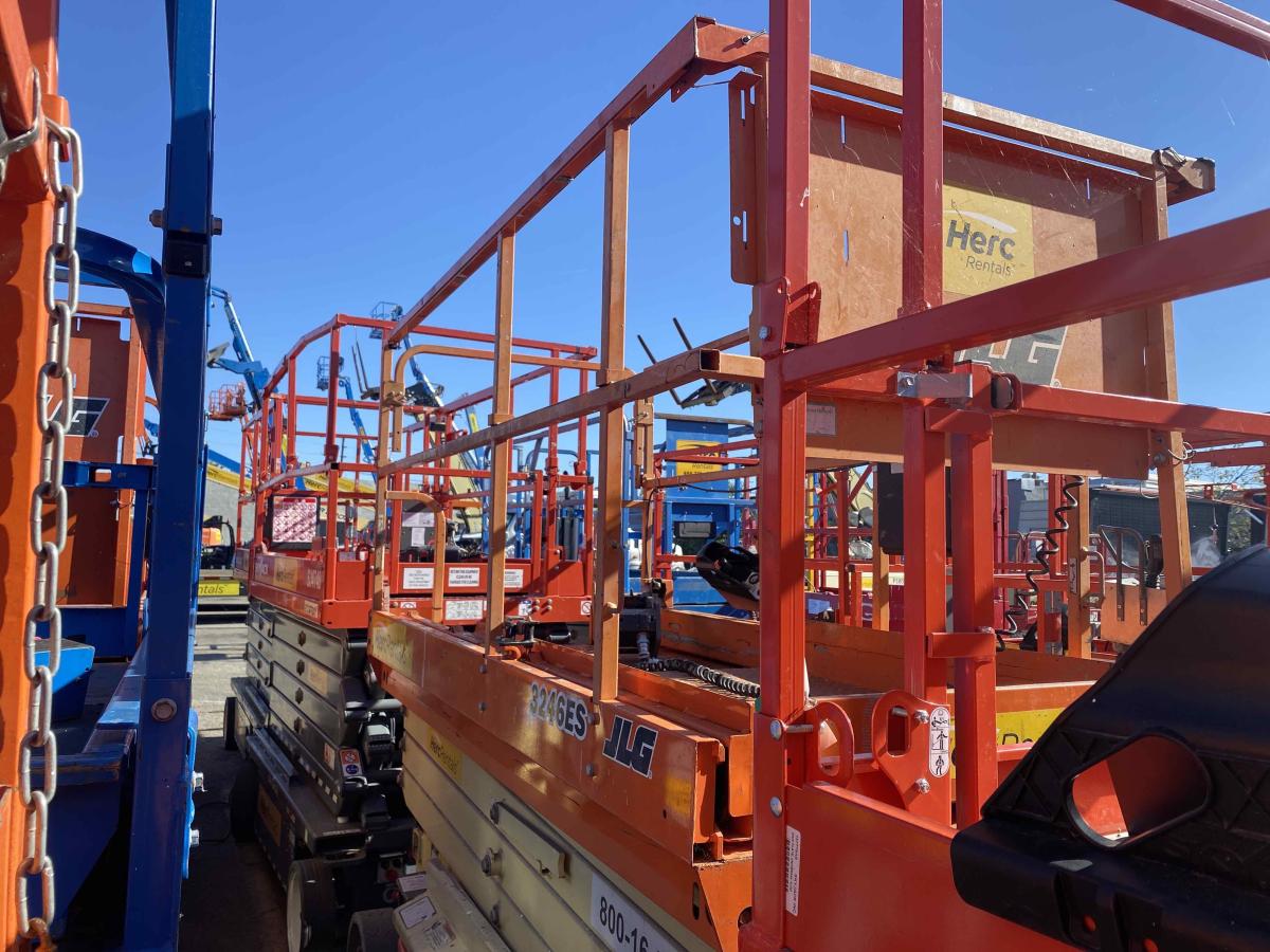 2017 JLG 3246ES