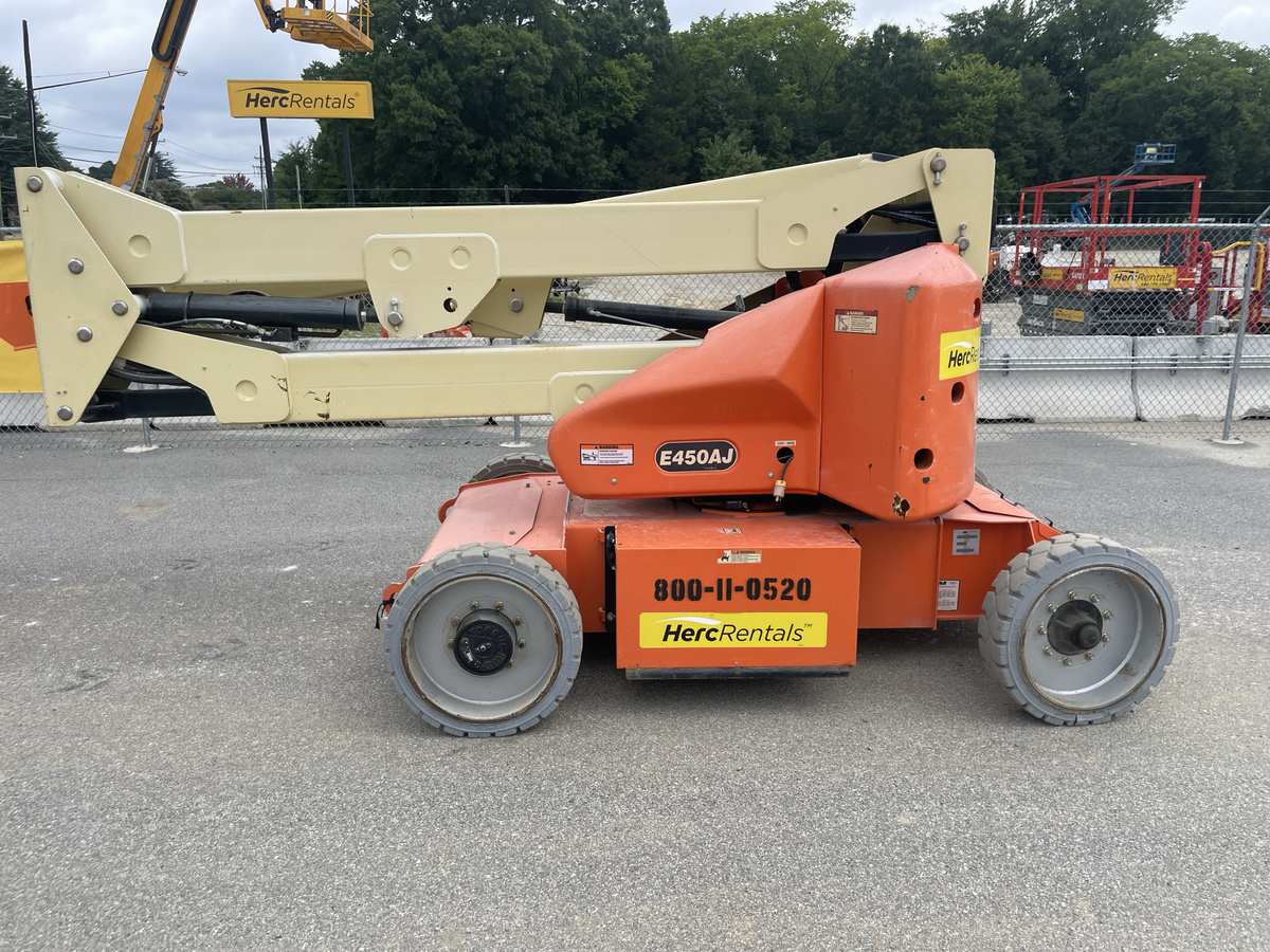 2016 JLG E450AJ-2