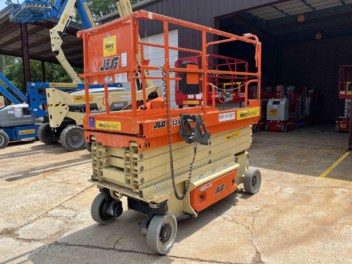 2017 JLG 3246ES