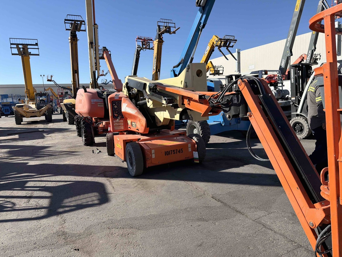 2015 JLG E400AJPN-4