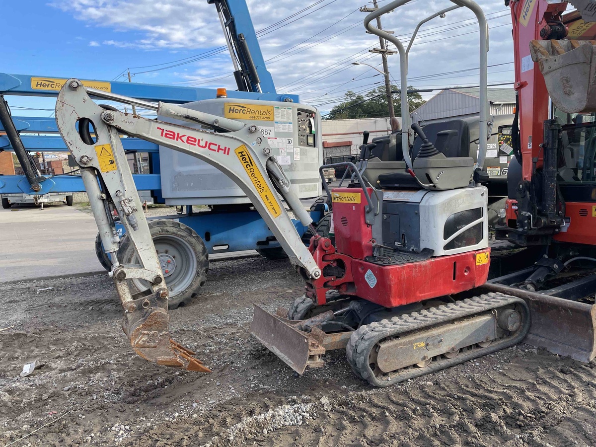 2019 Takeuchi TB210R-1