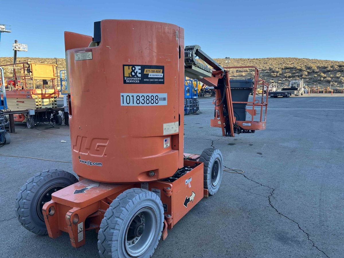 2016 JLG E300AJ-2