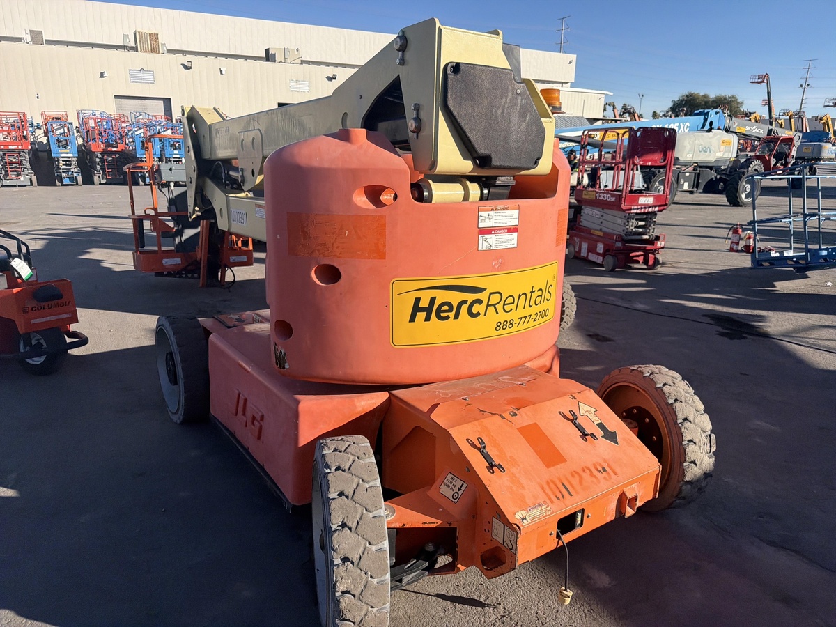 2013 JLG E450AJ