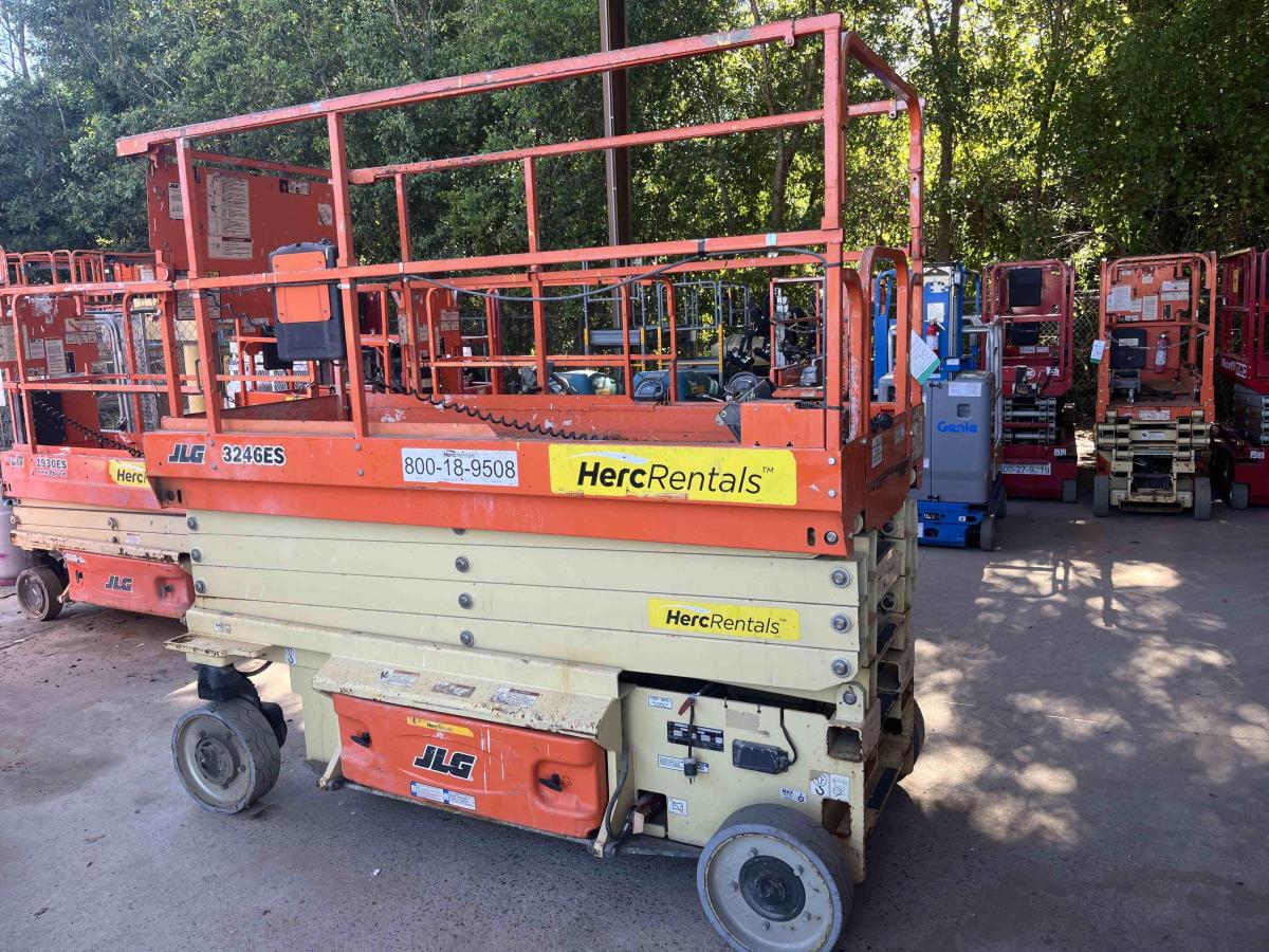 2017 JLG 3246ES