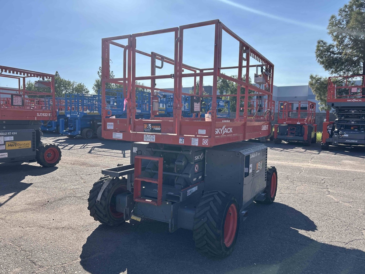 2018 Skyjack SJ-6826RT-2