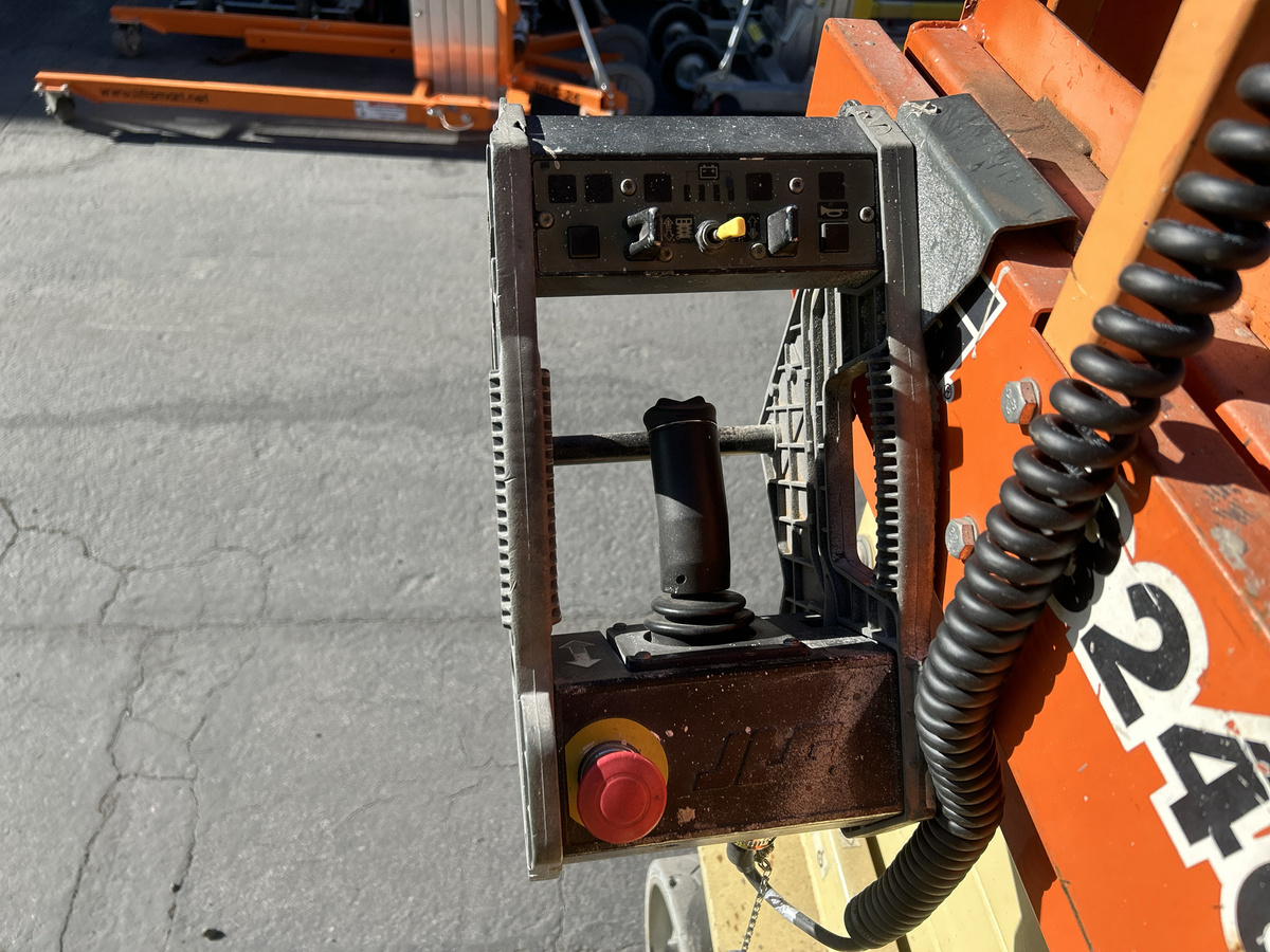 2017 JLG 3246ES-8