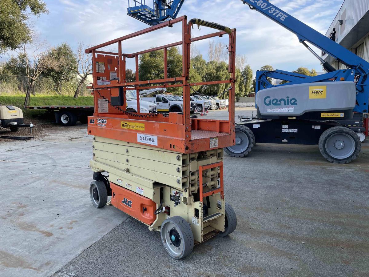 2017 JLG 2632ES