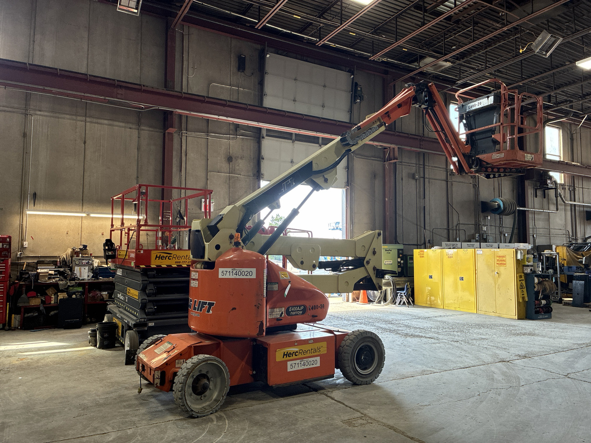 2015 JLG E400AJP-3