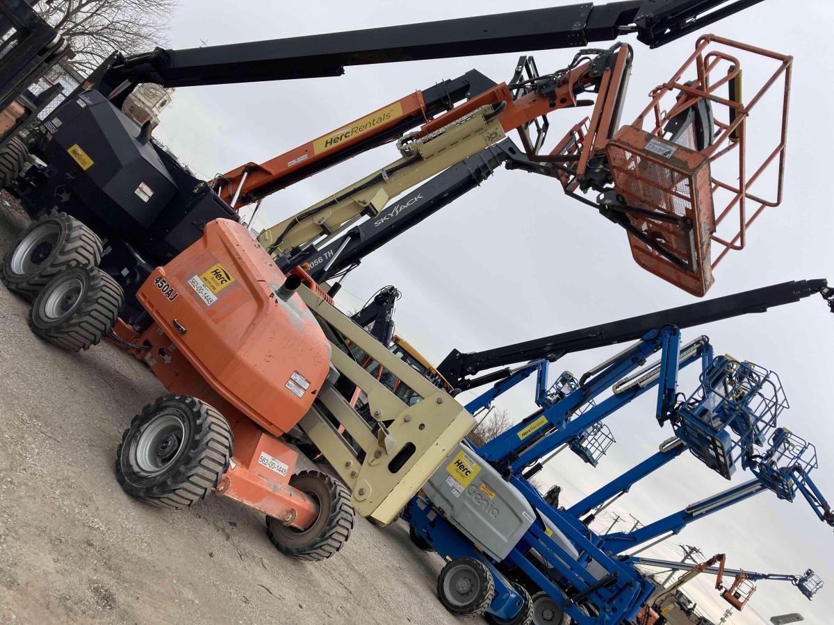 2017 JLG 450AJ