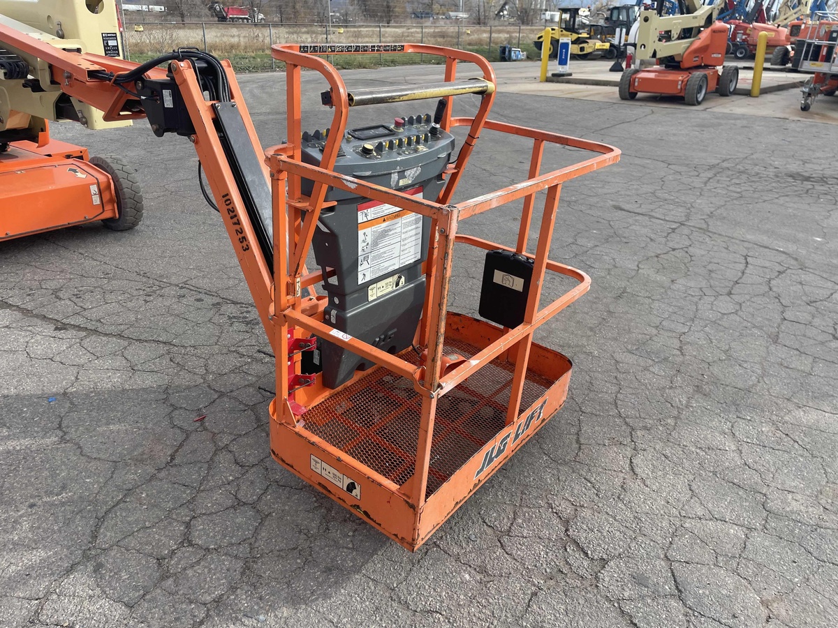 2017 JLG E400AJPN-4