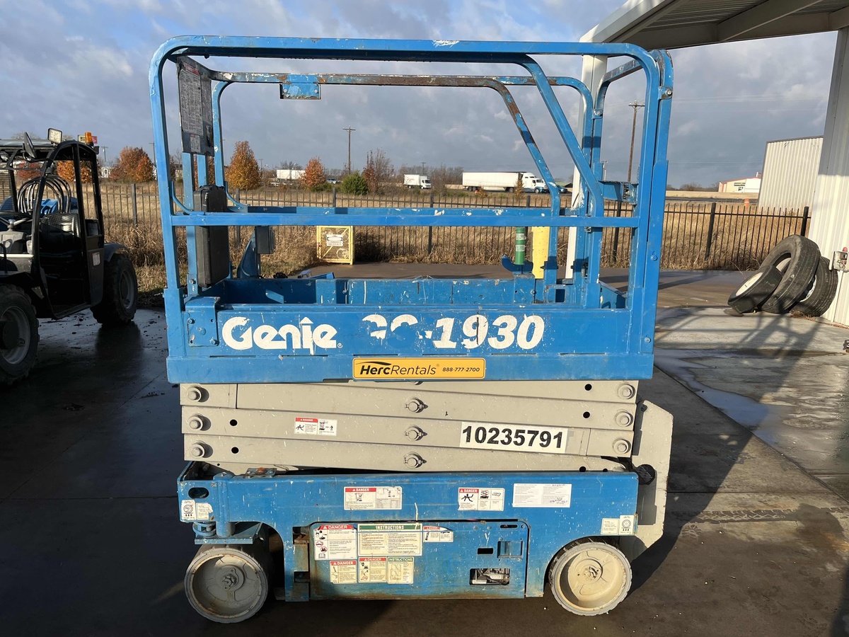 2018 Genie GS-1930 Electric Scissor Lift - 287 Hours — photo 1 of 9