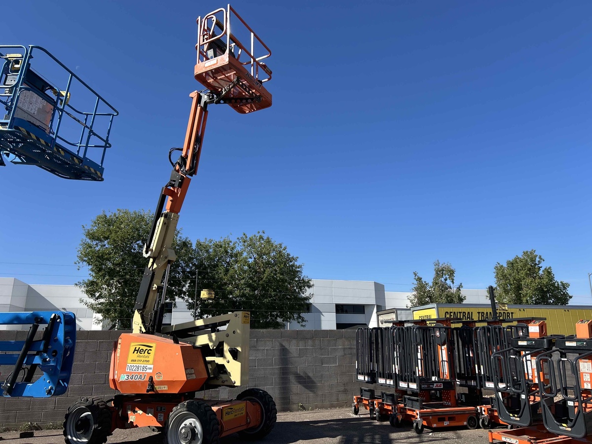 2017 JLG H340AJ