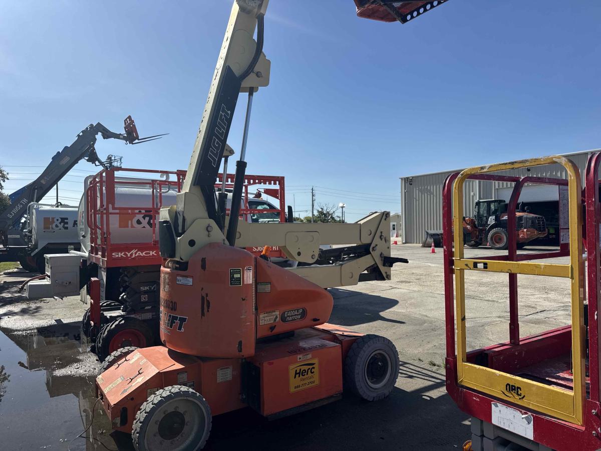 2017 JLG E400AJPN-8