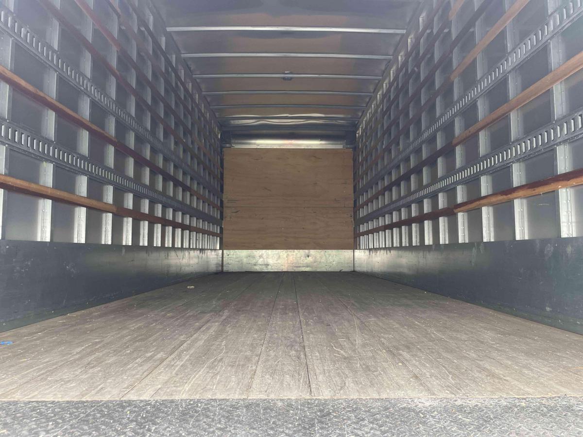 2021 Freightliner M2106