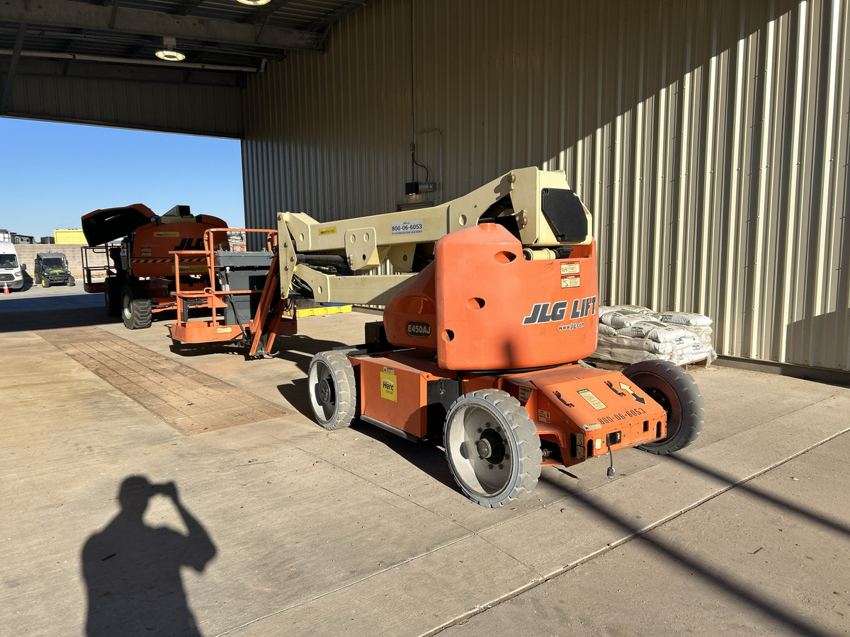 2015 JLG E450AJ-3
