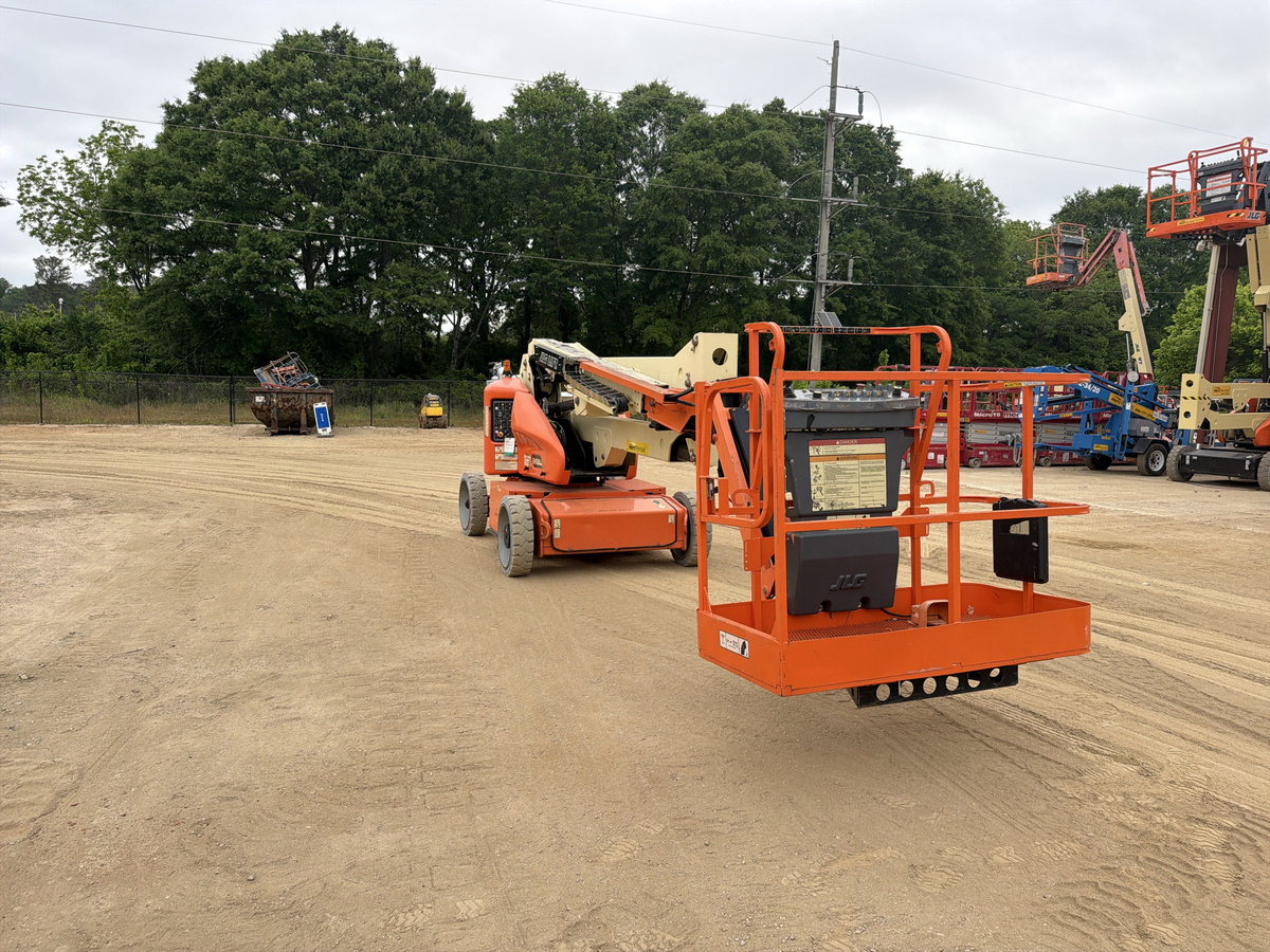 2015 JLG E450AJ
