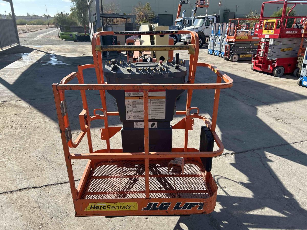 2017 JLG E400AJPN
