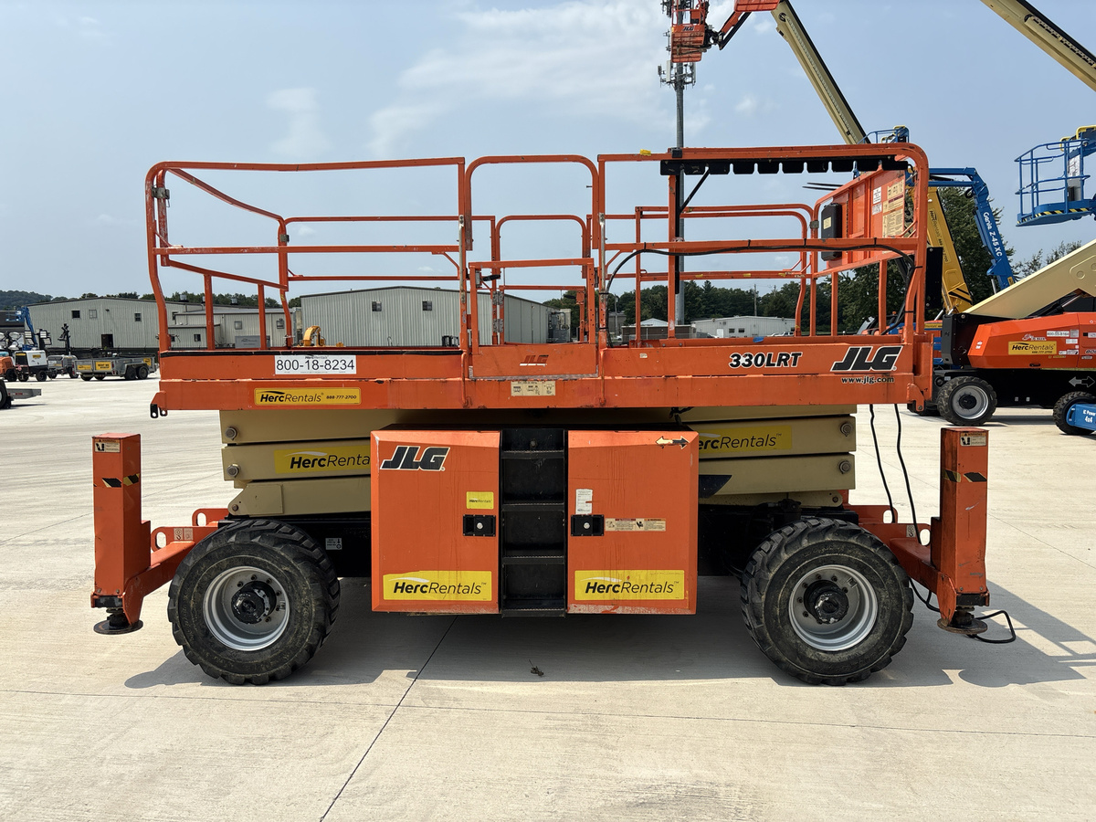 2017 JLG 330LRT-2