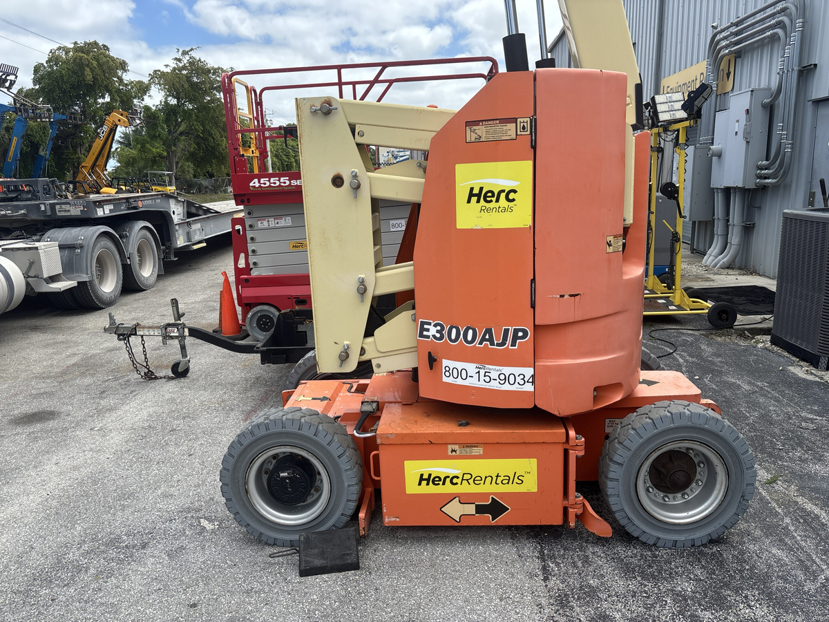 2017 JLG E300AJP-3
