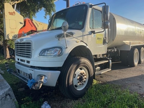 2016 Freightliner M2106-1