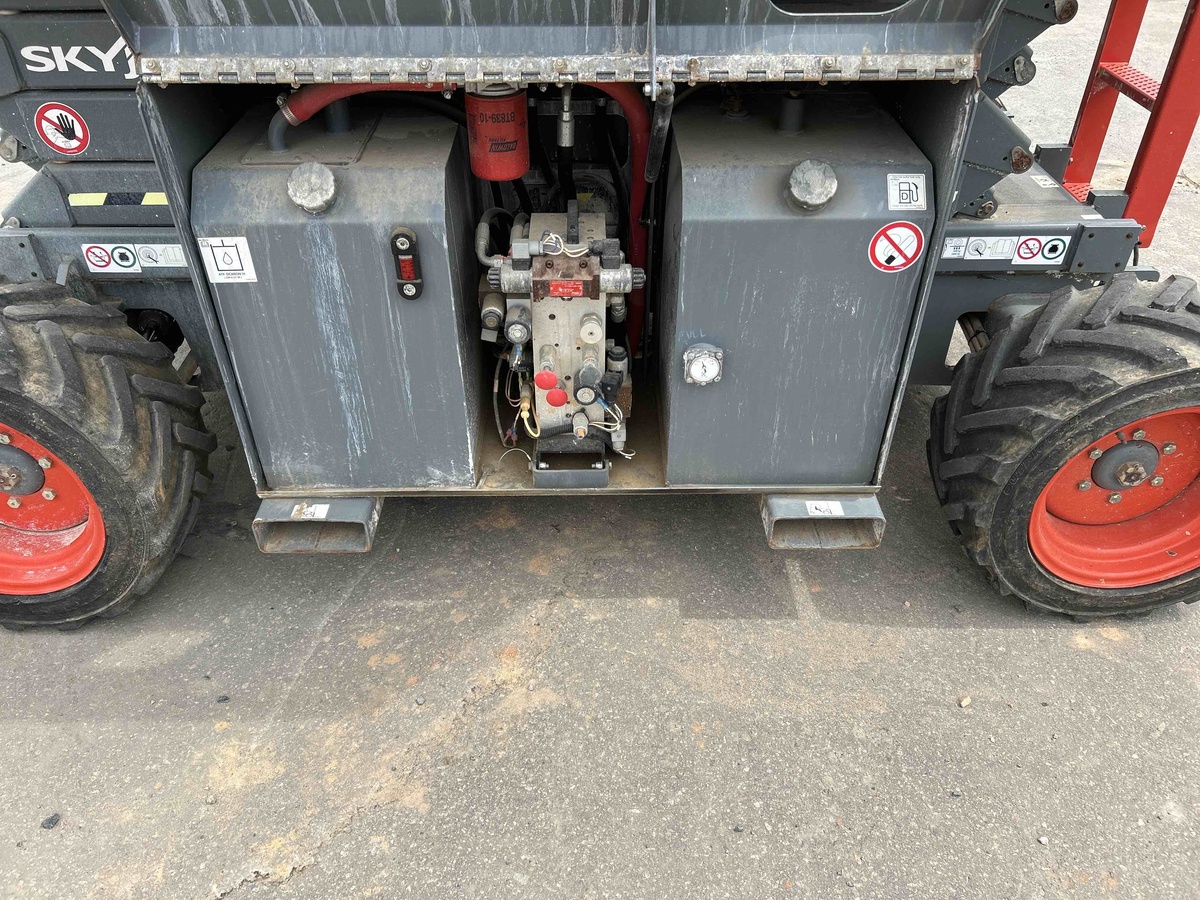 2017 Skyjack SJ-6832RT-5