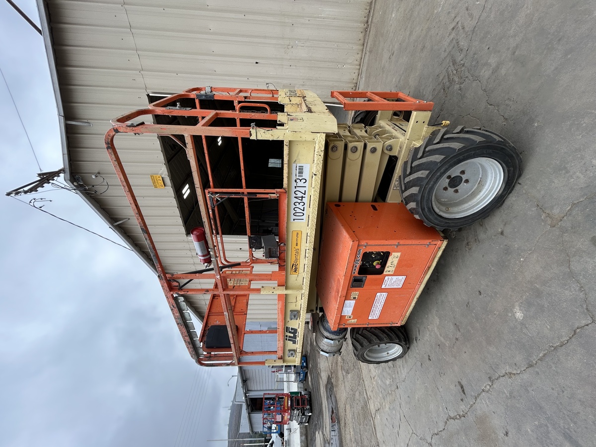 2017 JLG 260MRT-8