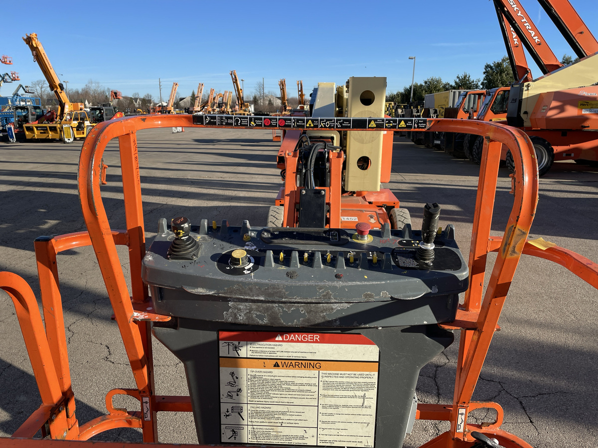 2017 JLG E400AJPN-4