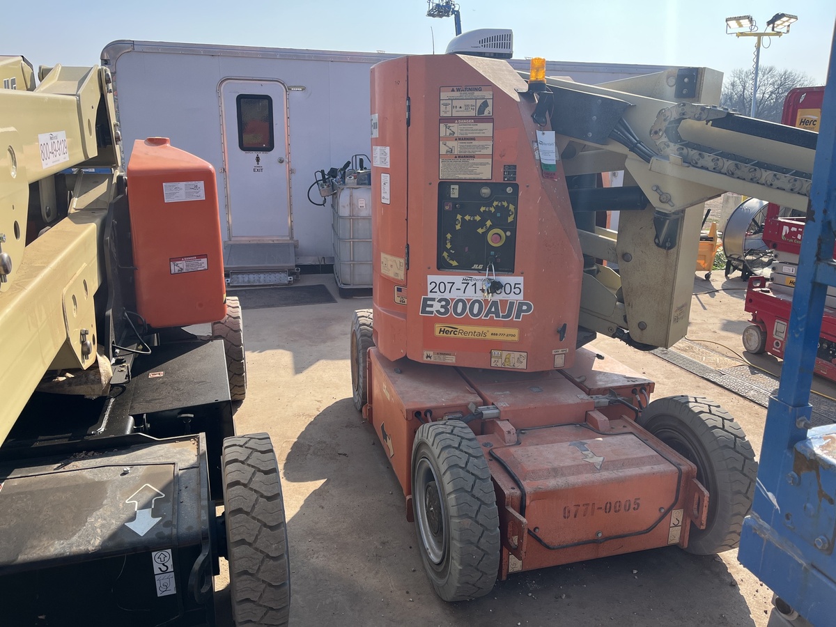 2017 JLG E300AJP-5