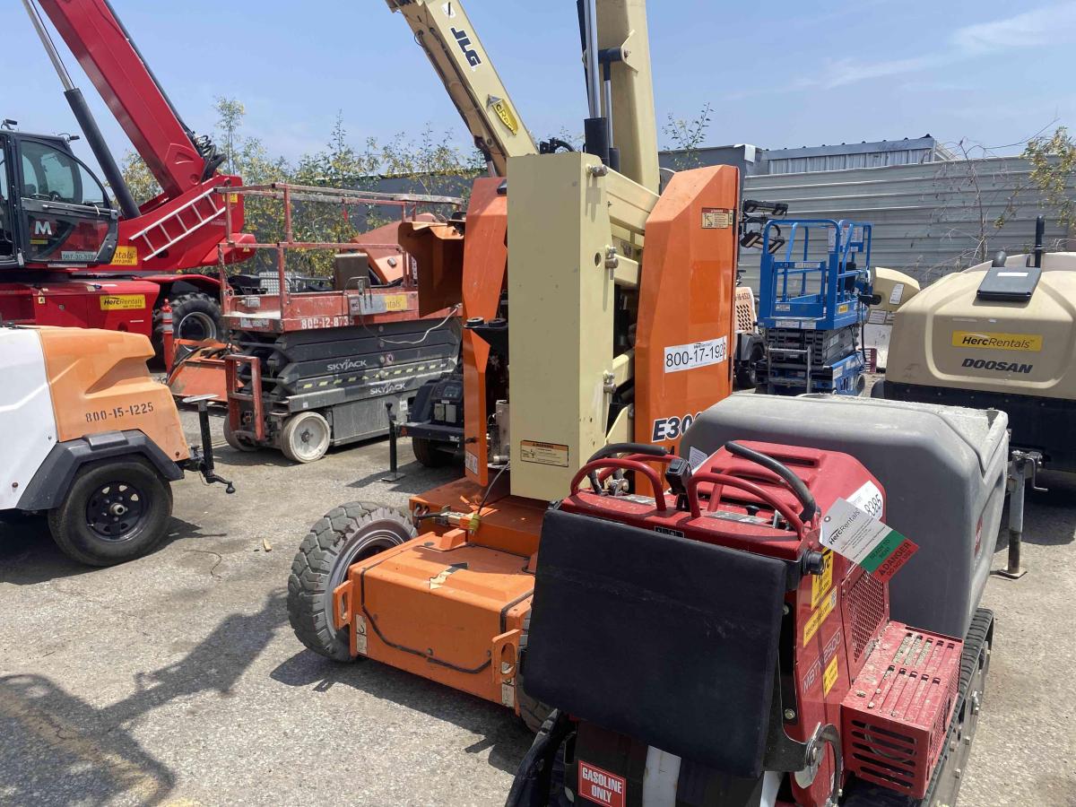 2017 JLG E300AJP