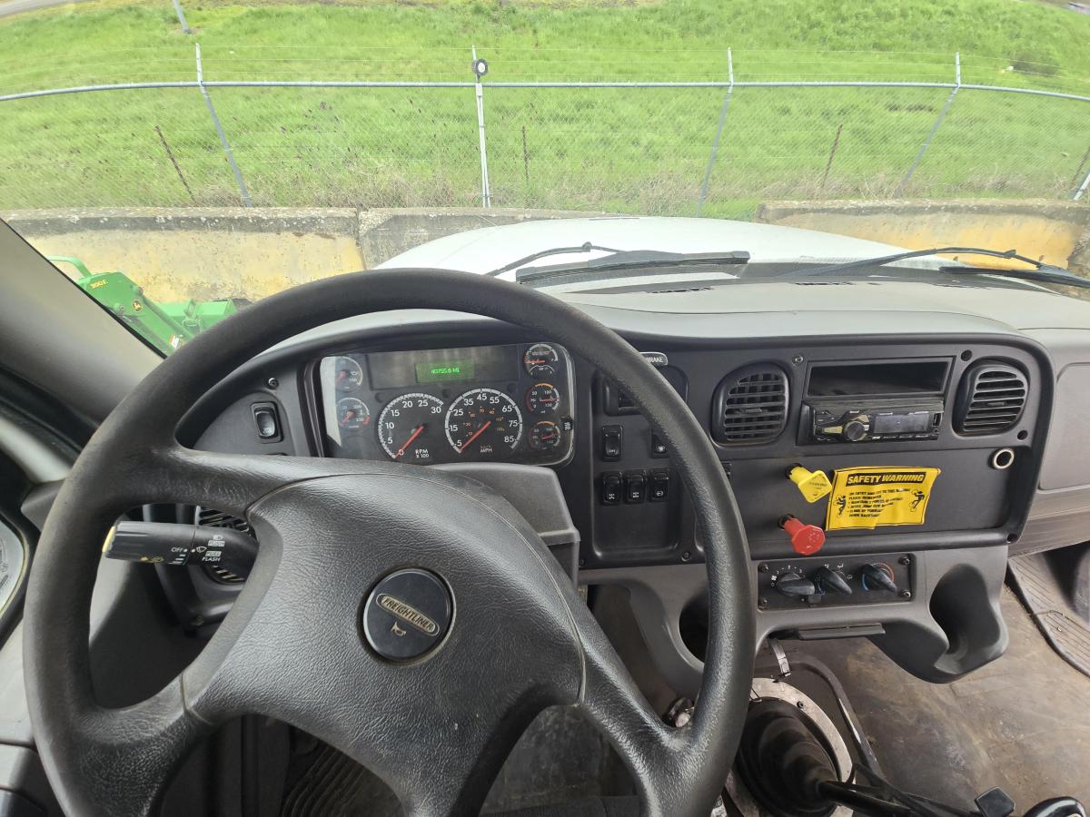 2016 Freightliner M2106-4