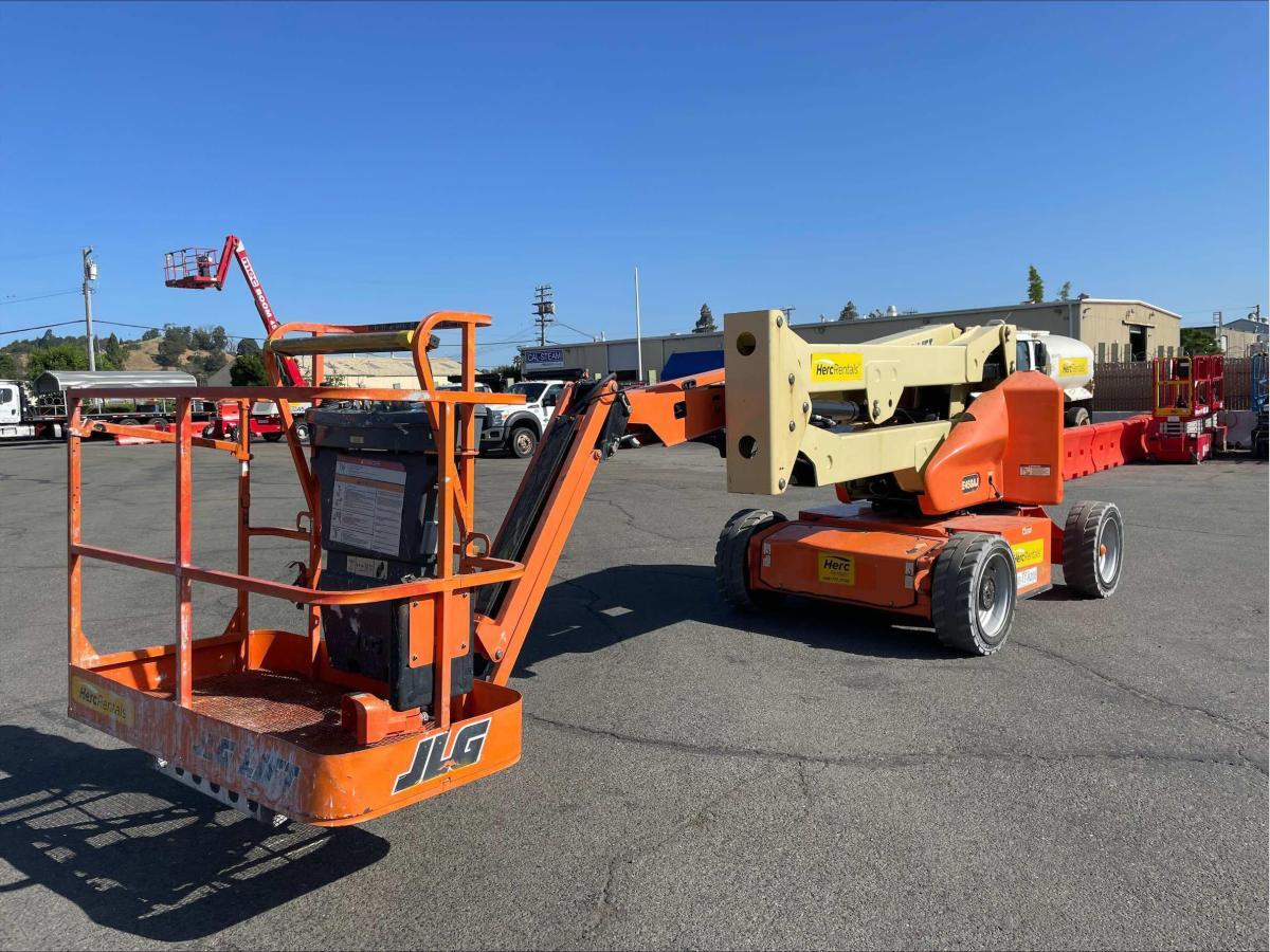 2017 JLG E450AJ