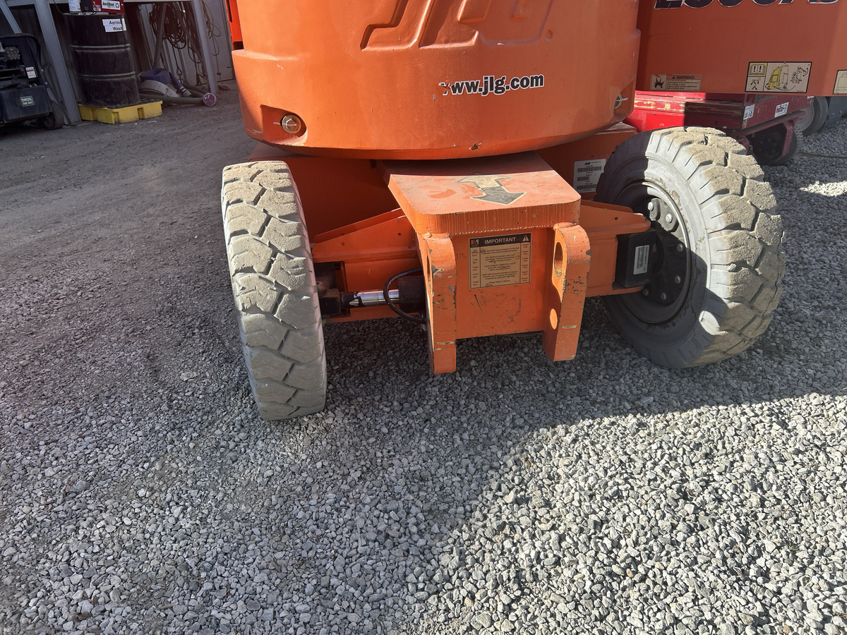 2016 JLG E300AJ-9