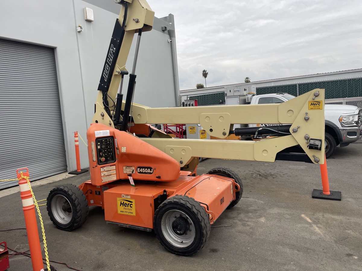 2017 JLG E450AJ-5