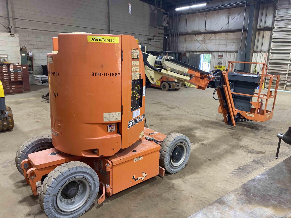 2016 JLG E300AJP