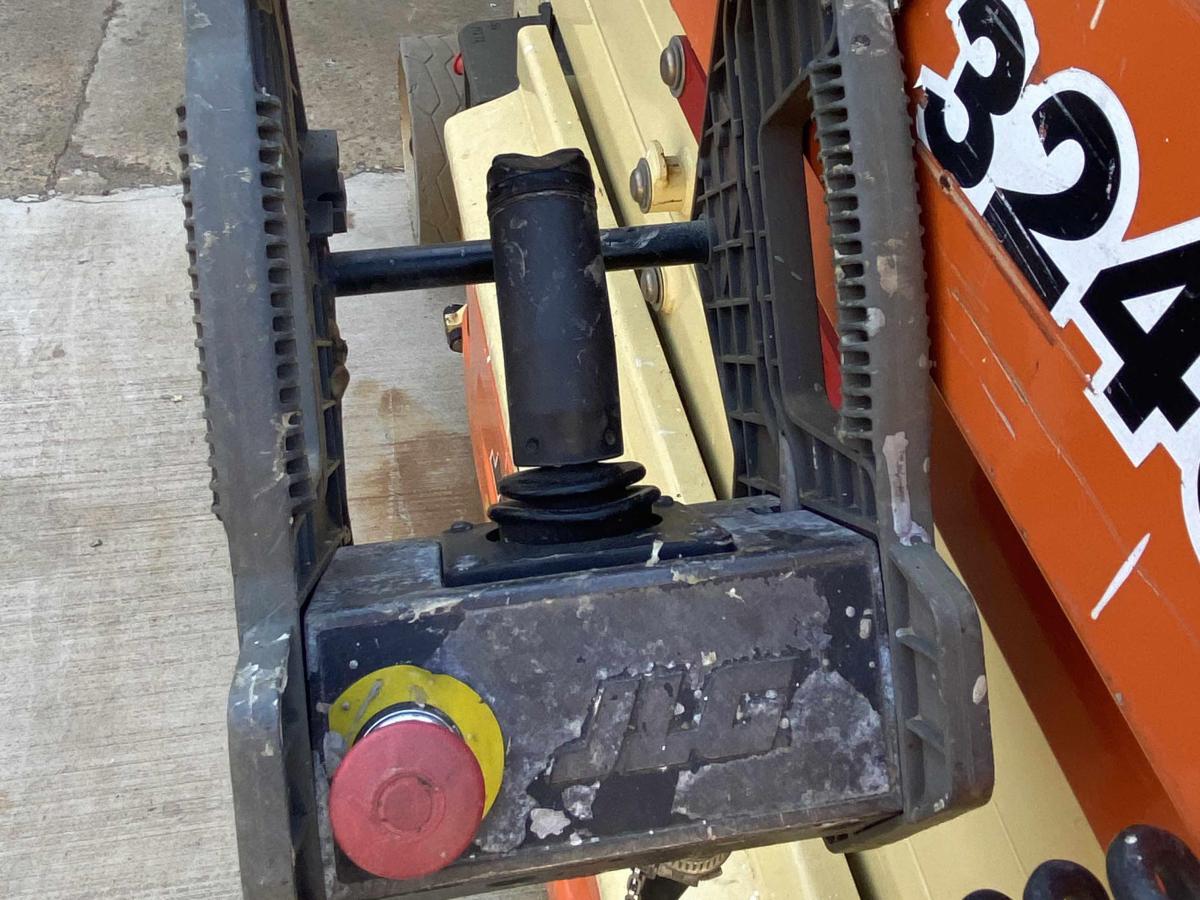 2018 JLG 3246ES