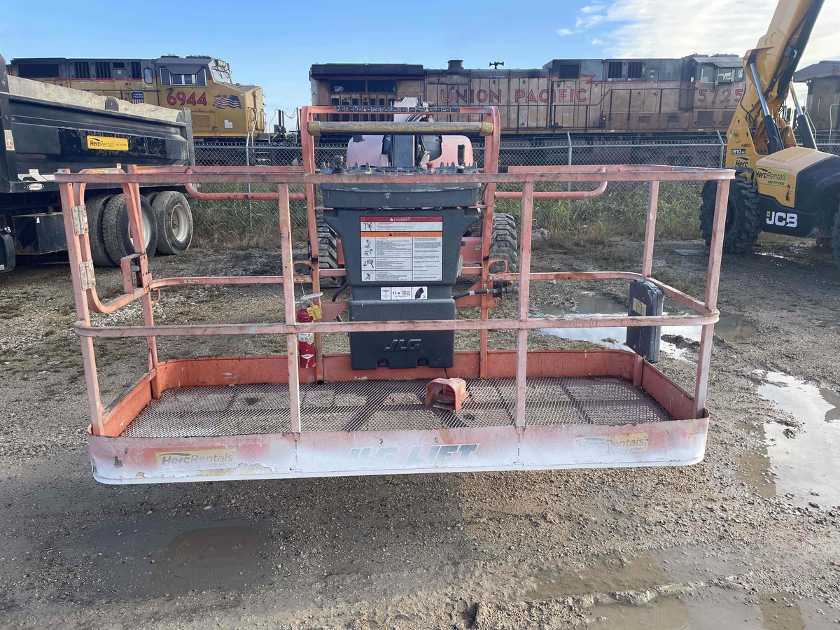2017 JLG 600AJ-4